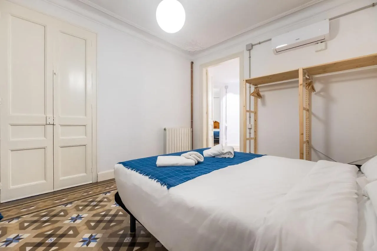 B42 - Modernist Apartment For Large Groups In Eixample Barcelona