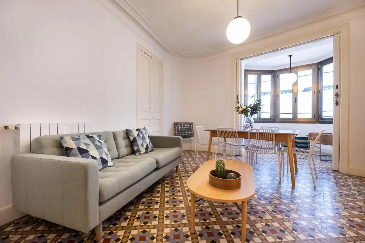 B42 - Modernist Apartment For Large Groups In Eixample Barcelona