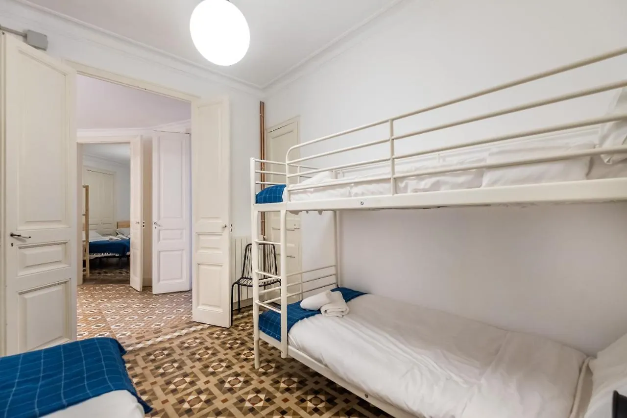 B42 - Modernist Apartment For Large Groups In Eixample Barcellona