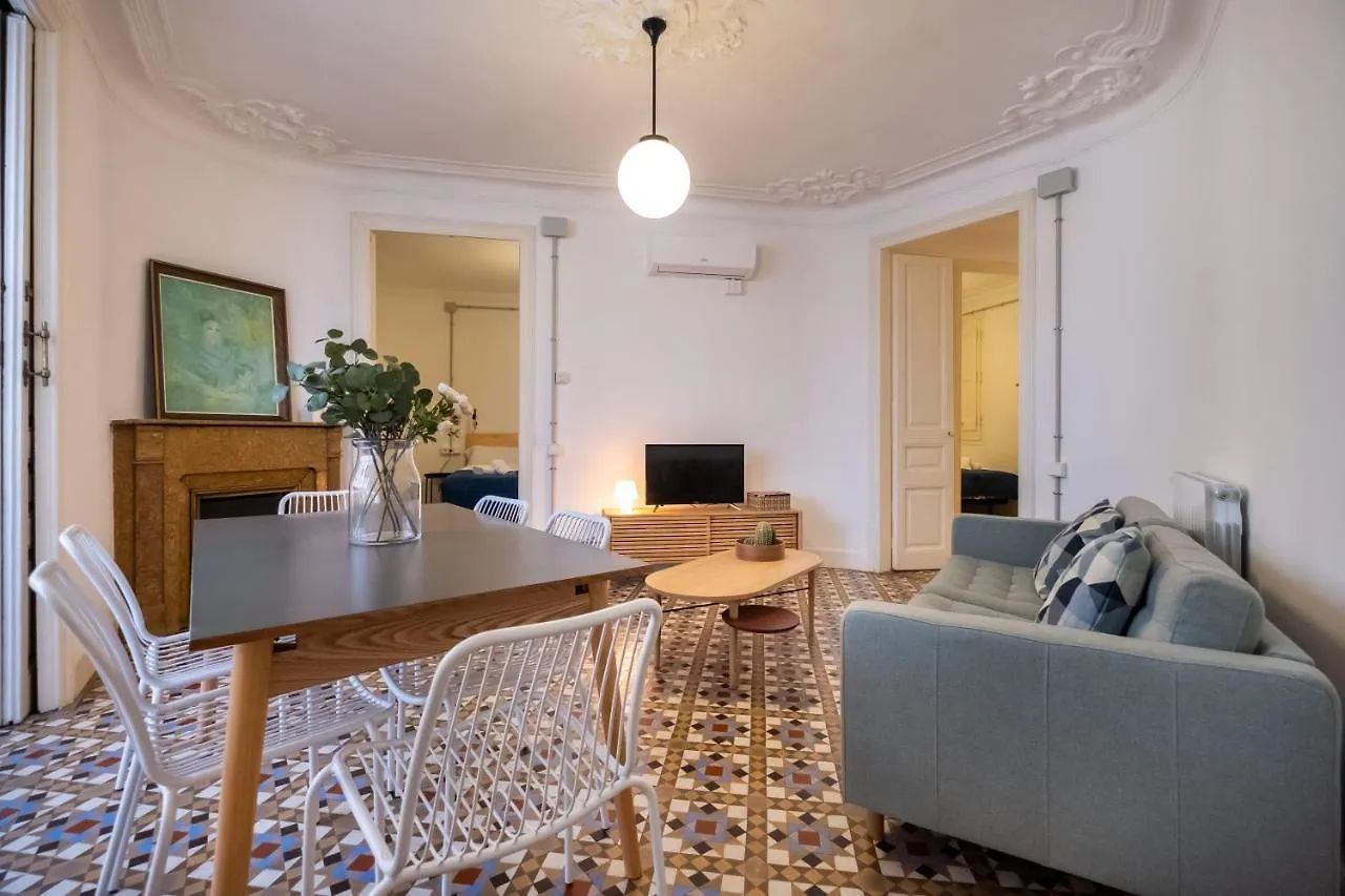 B42 - Modernist Apartment For Large Groups In Eixample Barcellona